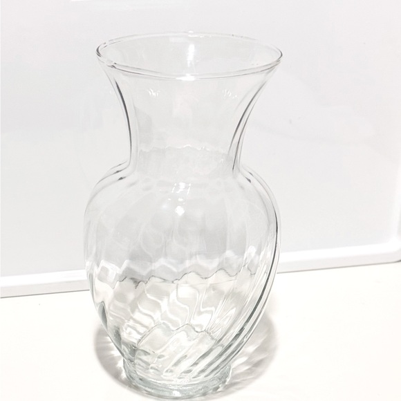 VINTAGE 9” Fluted Swirled Clear Glass Flower Vase - Picture 2 of 11